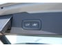 Volvo V60 2.0 T8 Plug-in hybrid AWD Plus Dark | Elektrisch verstelbare stoelen met geheugenfunctie | Premium audiosysteem van Harman Kardon | Semi-elektrische trekhaak | Stoelverwarming vóór en achter | Stuurverwarming | 360°-camera |
