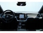 Volvo V60 2.0 T8 Plug-in hybrid AWD Plus Dark | Elektrisch verstelbare stoelen met geheugenfunctie | Premium audiosysteem van Harman Kardon | Semi-elektrische trekhaak | Stoelverwarming vóór en achter | Stuurverwarming | 360°-camera |