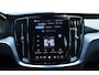 Volvo V60 2.0 T8 Plug-in hybrid AWD Plus Dark | Elektrisch verstelbare stoelen met geheugenfunctie | Premium audiosysteem van Harman Kardon | Semi-elektrische trekhaak | Stoelverwarming vóór en achter | Stuurverwarming | 360°-camera |