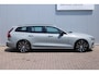 Volvo V60 2.0 T8 Plug-in hybrid AWD Plus Dark | Elektrisch verstelbare stoelen met geheugenfunctie | Premium audiosysteem van Harman Kardon | Semi-elektrische trekhaak | Stoelverwarming vóór en achter | Stuurverwarming | 360°-camera |