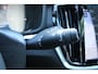 Volvo V60 2.0 T8 Plug-in hybrid AWD Plus Dark | Elektrisch verstelbare stoelen met geheugenfunctie | Premium audiosysteem van Harman Kardon | Semi-elektrische trekhaak | Stoelverwarming vóór en achter | Stuurverwarming | 360°-camera |