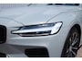 Volvo V60 2.0 T8 Plug-in hybrid AWD Plus Dark | Elektrisch verstelbare stoelen met geheugenfunctie | Premium audiosysteem van Harman Kardon | Semi-elektrische trekhaak | Stoelverwarming vóór en achter | Stuurverwarming | 360°-camera |