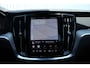 Volvo V60 2.0 T8 Plug-in hybrid AWD Plus Dark | Elektrisch verstelbare stoelen met geheugenfunctie | Premium audiosysteem van Harman Kardon | Semi-elektrische trekhaak | Stoelverwarming vóór en achter | Stuurverwarming | 360°-camera |
