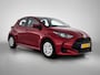 Toyota Yaris 1.5 Hybrid Active | 1e Eigenaar | NIEUW GELEVERD & ONDERHOUDEN | Metallic Rood | Apple Carplay / Android Auto |