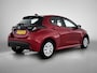 Toyota Yaris 1.5 Hybrid Active | 1e Eigenaar | NIEUW GELEVERD & ONDERHOUDEN | Metallic Rood | Apple Carplay / Android Auto |