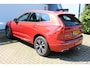 Volvo XC60 2.0 Recharge T6 AWD Inscription | Incl. 12 maanden Garantie | Panorama dak | Elektrisch wegklapbare trekhaak | Stoel/stuurverwarming | Achterbank verwarming | Climate controle | Achteruitrijcamera | Elektrische kofferbakklep | Navigatie | Apple CarPlay/Android Auto | Schuif/kantel dak | Virtual cockpit | Dodehoek detectie |