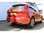 Volvo XC60 2.0 Recharge T6 AWD Inscription | Incl. 12 maanden Garantie | Panorama dak | Elektrisch wegklapbare trekhaak | Stoel/stuurverwarming | Achterbank verwarming | Climate controle | Achteruitrijcamera | Elektrische kofferbakklep | Navigatie | Apple CarPlay/Android Auto | Schuif/kantel dak | Virtual cockpit | Dodehoek detectie |