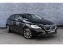 Volvo V40 1.5 T3 Dynamic Edition | Trekhaak | Achteruitrijcamera | Parkeersensoren | Panoramadak | Harman Kardon Audio | Parkeerverwarming | Keyless Entry | Stoelverwarming | LED Koplampen | Alarm