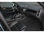 Porsche Cayenne 3.0 E-Hybrid FULL BLACK / PANO-DAK / SPORT CHRONO / LUCHTVERING / TREKHAAK / NAVIGATIE/ONDERHOUDSHISTORY / CARPLAY