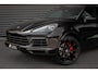 Porsche Cayenne 3.0 E-Hybrid FULL BLACK / PANO-DAK / SPORT CHRONO / LUCHTVERING / TREKHAAK / NAVIGATIE/ONDERHOUDSHISTORY / CARPLAY