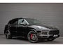 Porsche Cayenne 3.0 E-Hybrid FULL BLACK / PANO-DAK / SPORT CHRONO / LUCHTVERING / TREKHAAK / NAVIGATIE/ONDERHOUDSHISTORY / CARPLAY