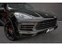 Porsche Cayenne 3.0 E-Hybrid FULL BLACK / PANO-DAK / SPORT CHRONO / LUCHTVERING / TREKHAAK / NAVIGATIE/ONDERHOUDSHISTORY / CARPLAY