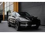 Porsche Cayenne 3.0 E-Hybrid FULL BLACK / PANO-DAK / SPORT CHRONO / LUCHTVERING / TREKHAAK / NAVIGATIE/ONDERHOUDSHISTORY / CARPLAY