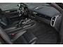 Porsche Cayenne 3.0 E-Hybrid FULL BLACK / PANO-DAK / SPORT CHRONO / LUCHTVERING / TREKHAAK / NAVIGATIE/ONDERHOUDSHISTORY / CARPLAY