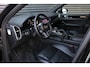 Porsche Cayenne 3.0 E-Hybrid FULL BLACK / PANO-DAK / SPORT CHRONO / LUCHTVERING / TREKHAAK / NAVIGATIE/ONDERHOUDSHISTORY / CARPLAY