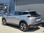 Peugeot 2008 1.2 Hybrid 145 PK Allure | Automaat Hybride | Slechts 10.800 KM Gereden | Navigatie | Keyless Entry | Climate Control | Cruise Control | Parkeersensoren V+A | LED Verlichting | Grip Control | All Season Banden | Half Lederen Bekleding | Hoge Zitpositie |