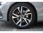 Volvo V60 B4 197PK AUT7 Core | Adaptive Cruise & Pilot Assist | Semi Elektr. Trekhaak | 18" Velgen | Google Services | BLIS | Lendesteun Verstelling | Led Koplampen | Climate Control | Park Assist achter | Vapour Grey Metallic | City Weave Textile Blond