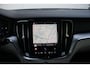 Volvo V60 B4 197PK AUT7 Core | Adaptive Cruise & Pilot Assist | Semi Elektr. Trekhaak | 18" Velgen | Google Services | BLIS | Lendesteun Verstelling | Led Koplampen | Climate Control | Park Assist achter | Vapour Grey Metallic | City Weave Textile Blond