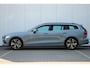 Volvo V60 B4 197PK AUT7 Core | Adaptive Cruise & Pilot Assist | Semi Elektr. Trekhaak | 18" Velgen | Google Services | BLIS | Lendesteun Verstelling | Led Koplampen | Climate Control | Park Assist achter | Vapour Grey Metallic | City Weave Textile Blond