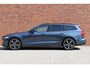 Volvo V60 2.0 T8 Plug-in hybrid AWD Plus Dark | Nappa leder met stoelventilatie en massage stoelen | Electrische stoelverstelling met geheugen | Stoel en stuurwielverwarming | Stoelverwarming achterbank | Verwarmbare voorruit | 360 Camera | Full Led koplampen |Harman Kardon premium audio | 19 inch LM velgen |