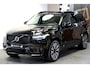 Volvo XC90 2.0 T8 AWD 335kW/456pk Aut8 Recharge Plus Dark HARMAN/KARDON + EL.TREKHAAK + PD-GLASS + BLIS + LEDER + SPORTSTOELEN + STOELVERWARMING V&A + STUURVERWARMING + CAMERA + KEYLESS ENTRY&GO + ADAPT.CRUISE + PILOT ASSIST + PARKSENSOREN + 20" LM-VELGEN!!