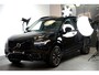 Volvo XC90 2.0 T8 AWD 335kW/456pk Aut8 Recharge Plus Dark HARMAN/KARDON + EL.TREKHAAK + PD-GLASS + BLIS + LEDER + SPORTSTOELEN + STOELVERWARMING V&A + STUURVERWARMING + CAMERA + KEYLESS ENTRY&GO + ADAPT.CRUISE + PILOT ASSIST + PARKSENSOREN + 20" LM-VELGEN!!