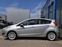 Ford Fiesta 1.0 EcoBoost Titanium 100PK DISTRIBUTIERIEM IS VERVANGEN!! Cruise Navi Verwarmde Voorruit Climate Regensensor USB Centrale Vergrendeling 16'' Velgen (Compleet)