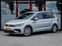 Volkswagen Touran 1.4 TSI Highline Edition R 7p | Camera | Navigatie | Apple Carplay | Android Auto | Adaptieve Cruise Control | Matrix LED | Stoelverwarming | Climate Control | 7 Persoons | All Season Banden | Metallic Lak | R-Line |