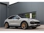 Porsche Cayenne Coupé 4.0 Turbo GT | Ceramic Brakes | PDCC | Burmester | Nachtzicht | ACC | 360 Cam Head Up | PDLS+ | Lane & Side Assist | Carbon | Garagedeuropener | Luchtvering | Alcantara Hemel | Achterasbesturing | 22"| Keyless Entry | Isolatieglas | Memory | Sport Chrono Plus | Krijtgrijs | 640PK | Stoelverwarming 4X | NP €301.120,- | Apple & Android Carplay.