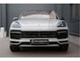 Porsche Cayenne Coupé 4.0 Turbo GT | Ceramic Brakes | PDCC | Burmester | Nachtzicht | ACC | 360 Cam Head Up | PDLS+ | Lane & Side Assist | Carbon | Garagedeuropener | Luchtvering | Alcantara Hemel | Achterasbesturing | 22"| Keyless Entry | Isolatieglas | Memory | Sport Chrono Plus | Krijtgrijs | 640PK | Stoelverwarming 4X | NP €301.120,- | Apple & Android Carplay.