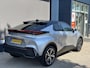 Toyota C-HR / C-HR+ 1.8 Hybrid 140 PK Executive | Meest Complete Uitvoering | Origineel NL- Auto met slechts 18.800 KM | Next Gen. Pack | Panoramadak | Navigatie | JBL Audio | Elektrische Kofferklep | Head Up Display | LED Verlichting | Elektrische Stoel Verstelling met Geheugen | 360 Graden Camera | Stoelverwarming | Adaptieve Cruise Control |