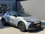 Toyota C-HR / C-HR+ 1.8 Hybrid 140 PK Executive | Meest Complete Uitvoering | Origineel NL- Auto met slechts 18.800 KM | Next Gen. Pack | Panoramadak | Navigatie | JBL Audio | Elektrische Kofferklep | Head Up Display | LED Verlichting | Elektrische Stoel Verstelling met Geheugen | 360 Graden Camera | Stoelverwarming | Adaptieve Cruise Control |