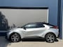 Toyota C-HR / C-HR+ 1.8 Hybrid 140 PK Executive | Meest Complete Uitvoering | Origineel NL- Auto met slechts 18.800 KM | Next Gen. Pack | Panoramadak | Navigatie | JBL Audio | Elektrische Kofferklep | Head Up Display | LED Verlichting | Elektrische Stoel Verstelling met Geheugen | 360 Graden Camera | Stoelverwarming | Adaptieve Cruise Control |