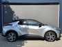 Toyota C-HR / C-HR+ 1.8 Hybrid 140 PK Executive | Meest Complete Uitvoering | Origineel NL- Auto met slechts 18.800 KM | Next Gen. Pack | Panoramadak | Navigatie | JBL Audio | Elektrische Kofferklep | Head Up Display | LED Verlichting | Elektrische Stoel Verstelling met Geheugen | 360 Graden Camera | Stoelverwarming | Adaptieve Cruise Control |