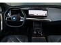 BMW iX XDrive40 M-sport | panoramadak skylounge | elek. trekhaak | softclose | laser led | harmankardon | massage | hud | BTW