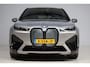 BMW iX XDrive40 M-sport | panoramadak skylounge | elek. trekhaak | softclose | laser led | harmankardon | massage | hud | BTW