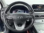 Hyundai Kona Electric EV PREMIUM 64 kWh | 3- FASE | NAVI | CLIMA | ADAPT. CRUISE | CAMERA | HUD | LEDER | STUUR- & STOELVERWARMING | WARMTEPOMP | PRIVACY GLASS | WLTP 481 KM! |
