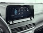 Hyundai Kona Electric EV PREMIUM 64 kWh | 3- FASE | NAVI | CLIMA | ADAPT. CRUISE | CAMERA | HUD | LEDER | STUUR- & STOELVERWARMING | WARMTEPOMP | PRIVACY GLASS | WLTP 481 KM! |
