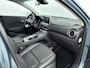 Hyundai Kona Electric EV PREMIUM 64 kWh | 3- FASE | NAVI | CLIMA | ADAPT. CRUISE | CAMERA | HUD | LEDER | STUUR- & STOELVERWARMING | WARMTEPOMP | PRIVACY GLASS | WLTP 481 KM! |