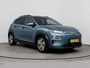 Hyundai Kona Electric EV PREMIUM 64 kWh | 3- FASE | NAVI | CLIMA | ADAPT. CRUISE | CAMERA | HUD | LEDER | STUUR- & STOELVERWARMING | WARMTEPOMP | PRIVACY GLASS | WLTP 481 KM! |