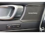 Volvo EX40 Extended Range Ultra 82 kWh - Panorama/schuifdak - IntelliSafe Assist & Surround - 360º Camera - Verwarmde voorstoelen, stuur & achterbank - Parkeersensoren voor & achter - Elektr. bedienb. voorstoelen met geheugen links - Draadloze tel. lader - Warmtepomp - Extra getint glas - 19' LMV