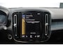 Volvo XC40 1.5 T4 Recharge Inscription | Panoramadak | Elek. bed. voorstoelen met geheugen | Semi elek. trekhaak | Verwarmbare voorstoelen | Verwarmbaar stuurwiel | 360 graden camera | Verwarmbare achterbank | Keyless entry | Premium audio by Harman Kardon | Adaptive cruise control | Blind spot | Elektrische achterklep | Apple carplay |