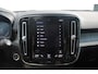 Volvo XC40 1.5 T4 Recharge Inscription | Panoramadak | Elek. bed. voorstoelen met geheugen | Semi elek. trekhaak | Verwarmbare voorstoelen | Verwarmbaar stuurwiel | 360 graden camera | Verwarmbare achterbank | Keyless entry | Premium audio by Harman Kardon | Adaptive cruise control | Blind spot | Elektrische achterklep | Apple carplay |
