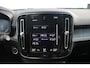 Volvo XC40 1.5 T4 Recharge Inscription | Panoramadak | Elek. bed. voorstoelen met geheugen | Semi elek. trekhaak | Verwarmbare voorstoelen | Verwarmbaar stuurwiel | 360 graden camera | Verwarmbare achterbank | Keyless entry | Premium audio by Harman Kardon | Adaptive cruise control | Blind spot | Elektrische achterklep | Apple carplay |