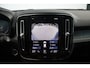 Volvo XC40 1.5 T4 Recharge Inscription | Panoramadak | Elek. bed. voorstoelen met geheugen | Semi elek. trekhaak | Verwarmbare voorstoelen | Verwarmbaar stuurwiel | 360 graden camera | Verwarmbare achterbank | Keyless entry | Premium audio by Harman Kardon | Adaptive cruise control | Blind spot | Elektrische achterklep | Apple carplay |