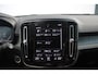 Volvo XC40 1.5 T4 Recharge Inscription | Panoramadak | Elek. bed. voorstoelen met geheugen | Semi elek. trekhaak | Verwarmbare voorstoelen | Verwarmbaar stuurwiel | 360 graden camera | Verwarmbare achterbank | Keyless entry | Premium audio by Harman Kardon | Adaptive cruise control | Blind spot | Elektrische achterklep | Apple carplay |
