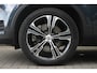 Volvo XC40 1.5 T4 Recharge Inscription | Panoramadak | Elek. bed. voorstoelen met geheugen | Semi elek. trekhaak | Verwarmbare voorstoelen | Verwarmbaar stuurwiel | 360 graden camera | Verwarmbare achterbank | Keyless entry | Premium audio by Harman Kardon | Adaptive cruise control | Blind spot | Elektrische achterklep | Apple carplay |