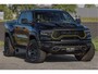 Dodge Ram TRX BLACK OPS HELLCAT | 6.2 V8 712PK SUPERCHARGER | FULLY LOADED | CARBON | BLACK ON BLACK | CREW CAB | DUBBELE CABINE | 5 PERSOONS | De specialist in Amerikaanse pick‑ups in Nederland en Europa.