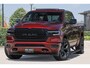 Dodge Ram DELMONICO | LIMITED NIGHT 5.7 V8 | BOM VOL | HUD | LUCHTVERING | MEEST LUXE DUBBELE CABINE | 5 PERSOONS | ROYALE STOELEN MET LUXE BEKLEDING | DC | GRIJSKENTEKEN | Z.G.A.N | EERSTE EIGENAAR | ORIGINELE NEDERLANDSE AUTO | | De specialist in Amerikaanse pick‑ups in Nederland en Europa.