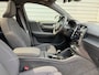 Volvo EC40 Twin Motor Ultra Black Edition 82 kWh / Treeplanken / Trekhaak / 360 Camera / Harman/Kardon / Panorama dak /